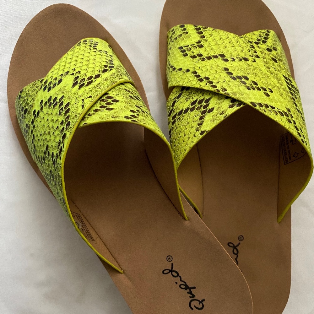 Qupid crisscross slip on shoes